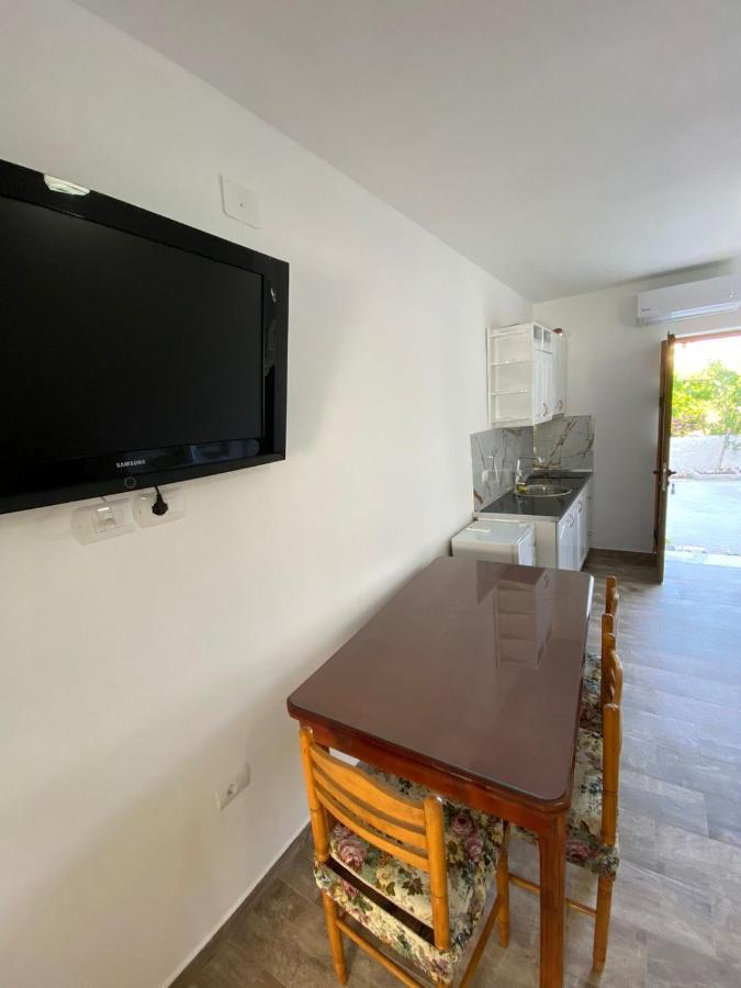 Vila Arlind Hotel Vlorë Esterno foto